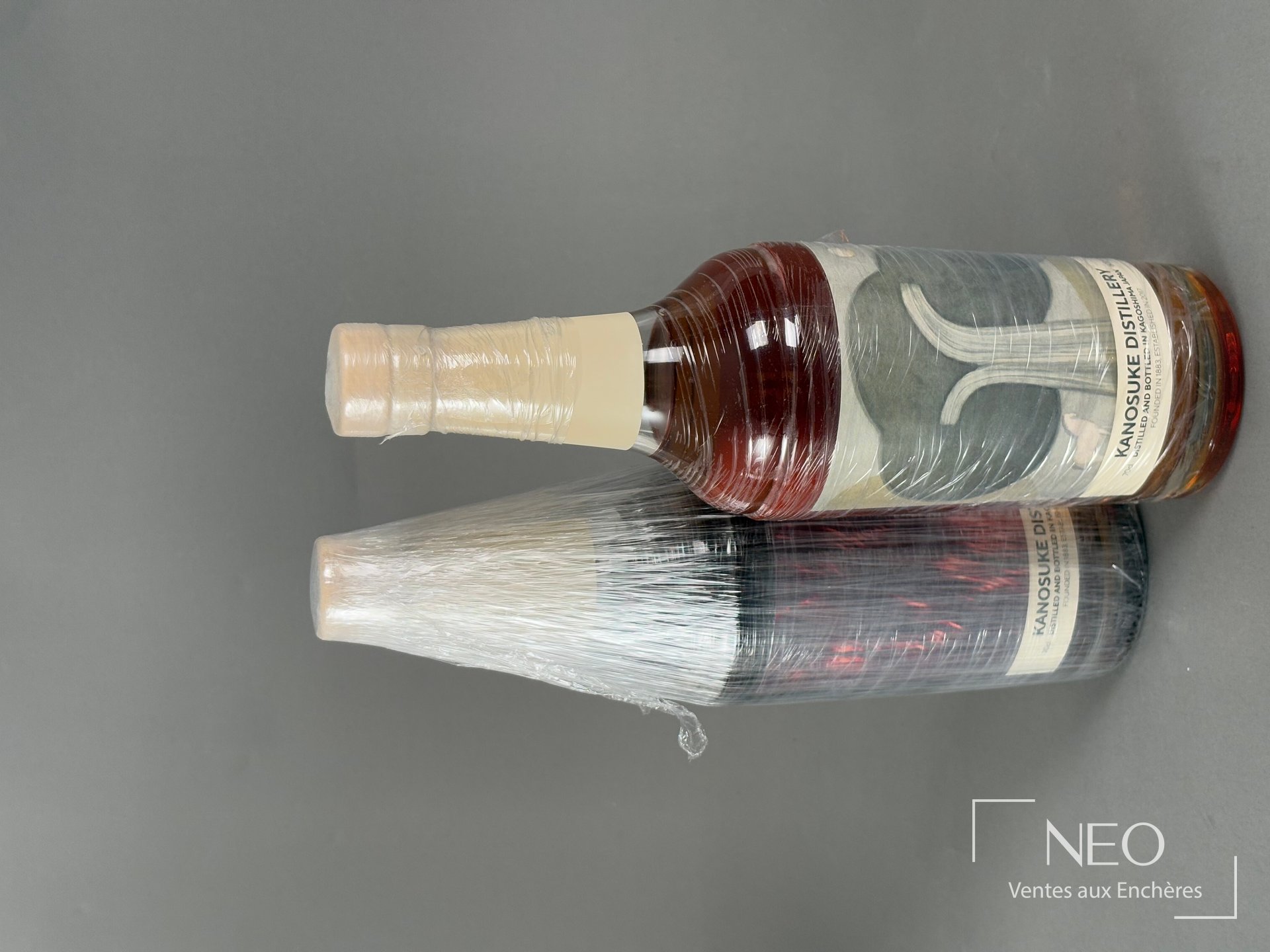 Deux bouteilles de whisky Kanosuke encore emballées sous film plastique