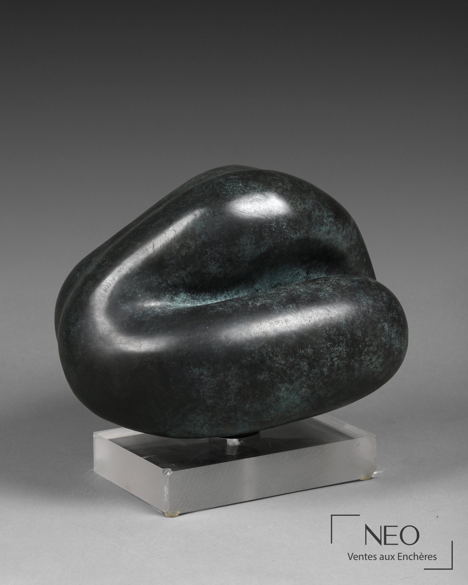 Sculpture abstraite noire de Karl-Heinz Diegner sur socle en plexiglas