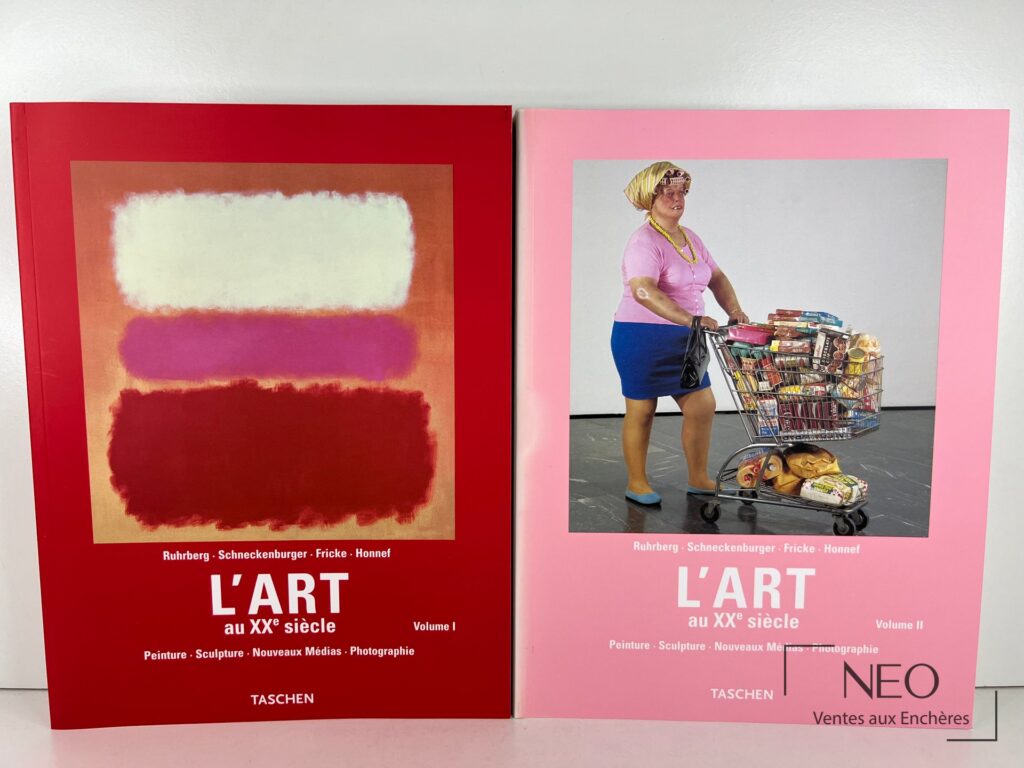 Deux volumes rouges et roses de L'Art au XXe siècle présentés de face
