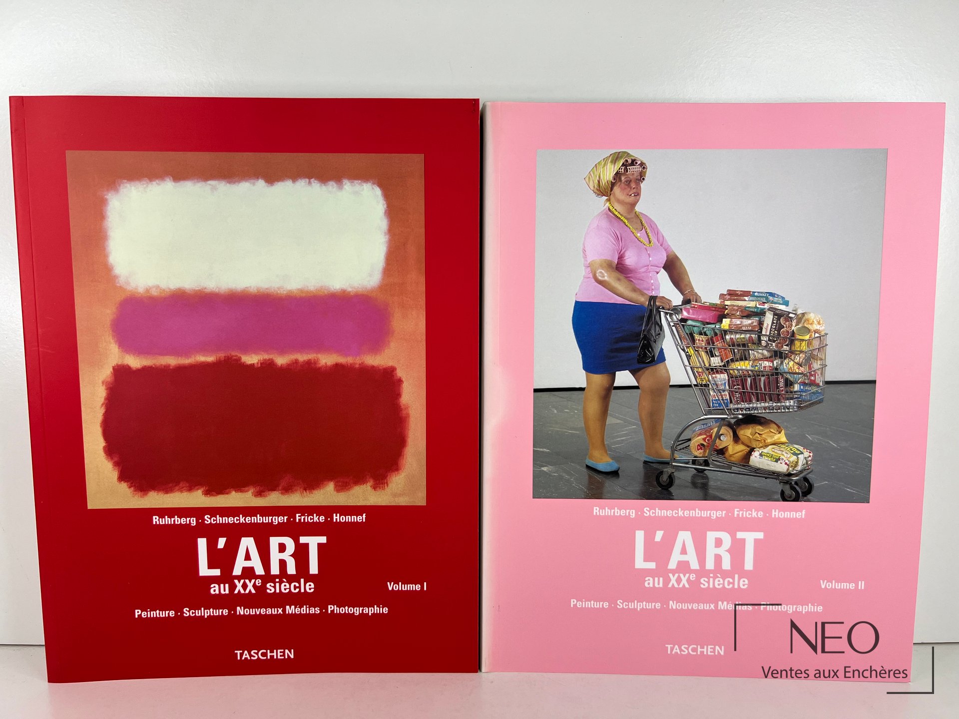 Deux volumes rouges et roses de L'Art au XXe siècle présentés de face