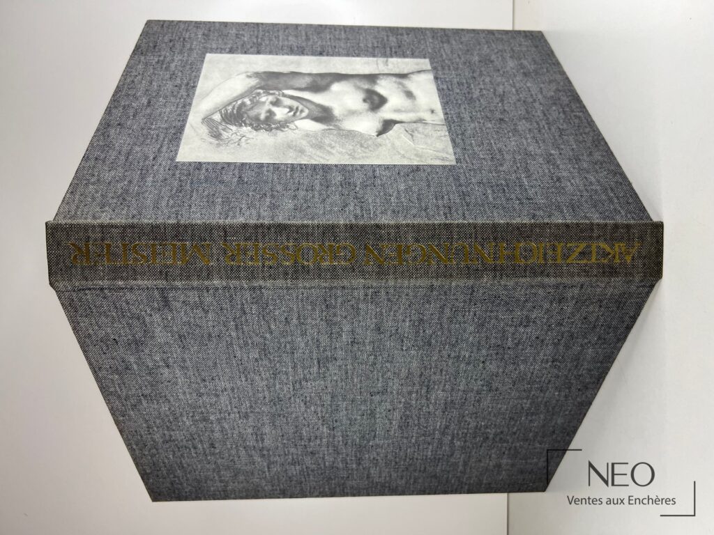Couverture rigide grise d’un livre in-folio avec illustration centrale en noir et blanc