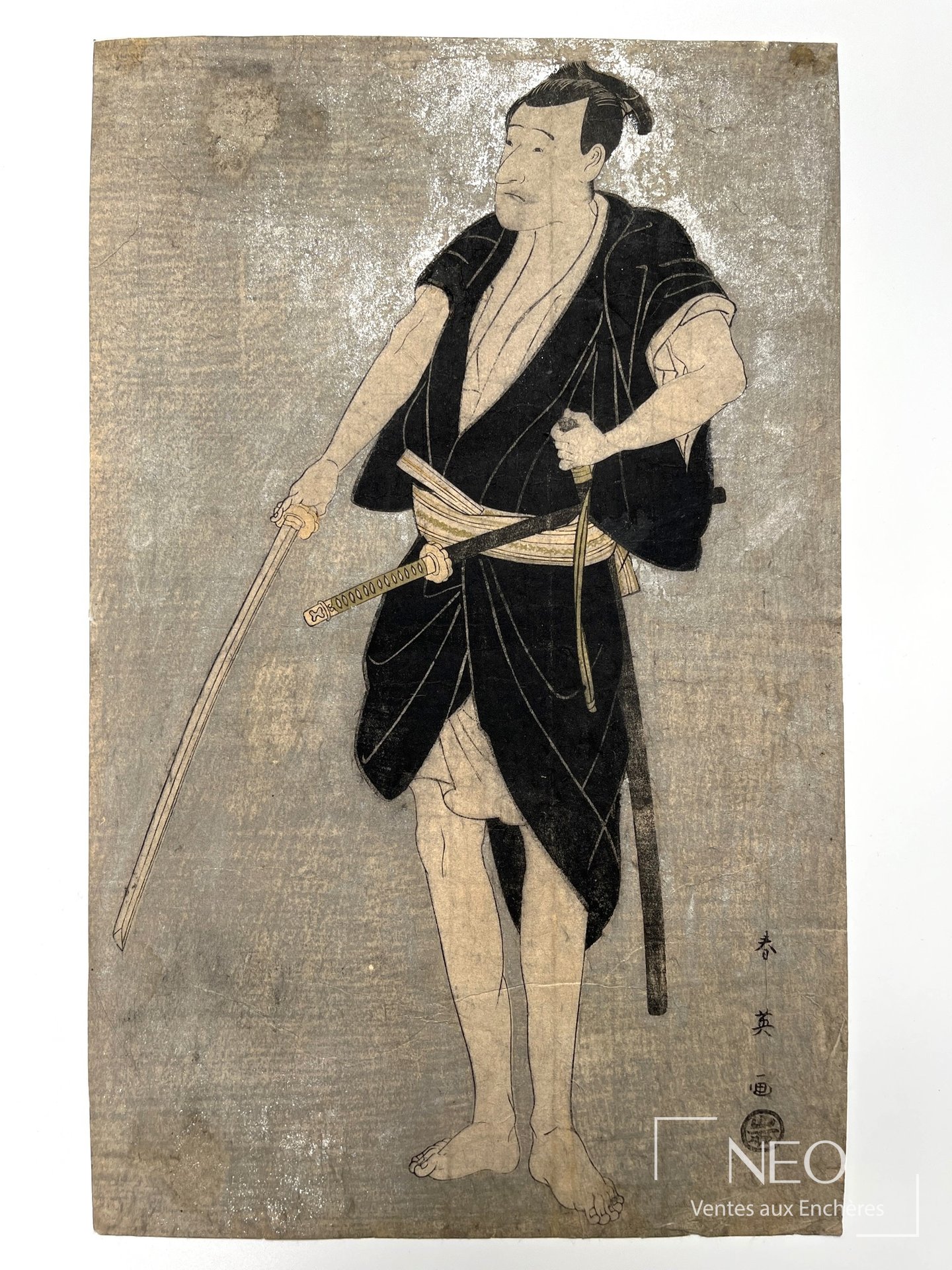 Estampe japonaise représentant un samouraï debout tenant deux sabres