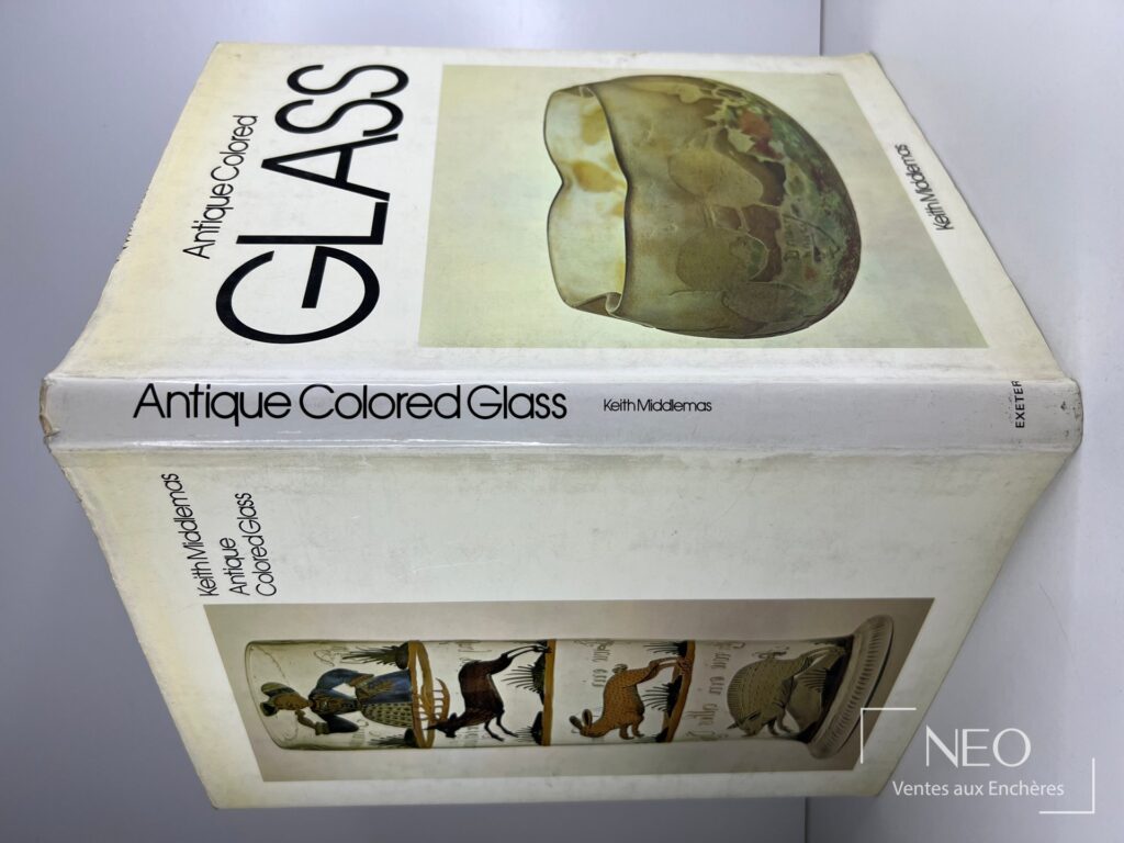 Couverture illustrée du livre Antique Colored Glass de Keith Middlemas
