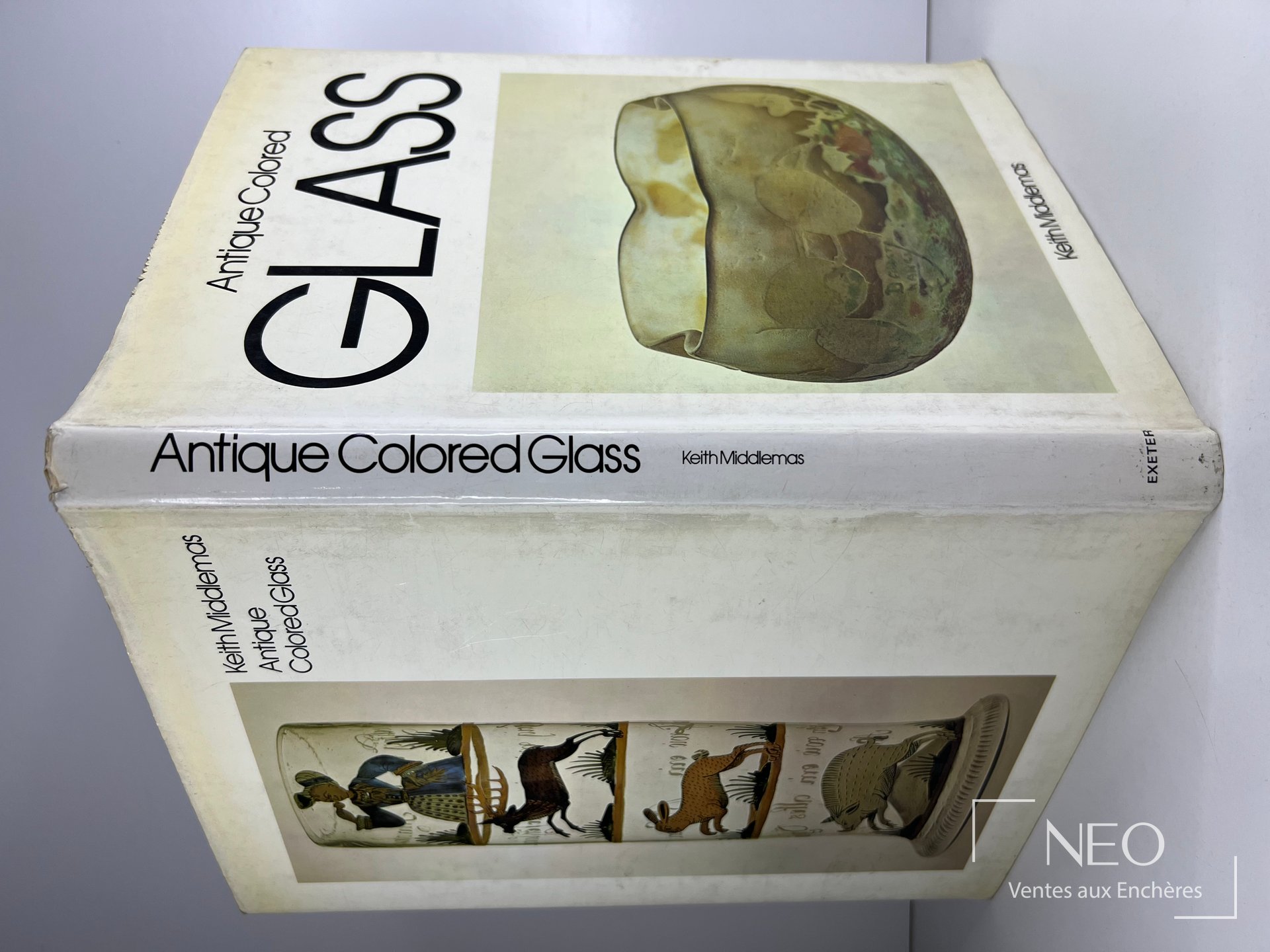 Couverture illustrée du livre Antique Colored Glass de Keith Middlemas