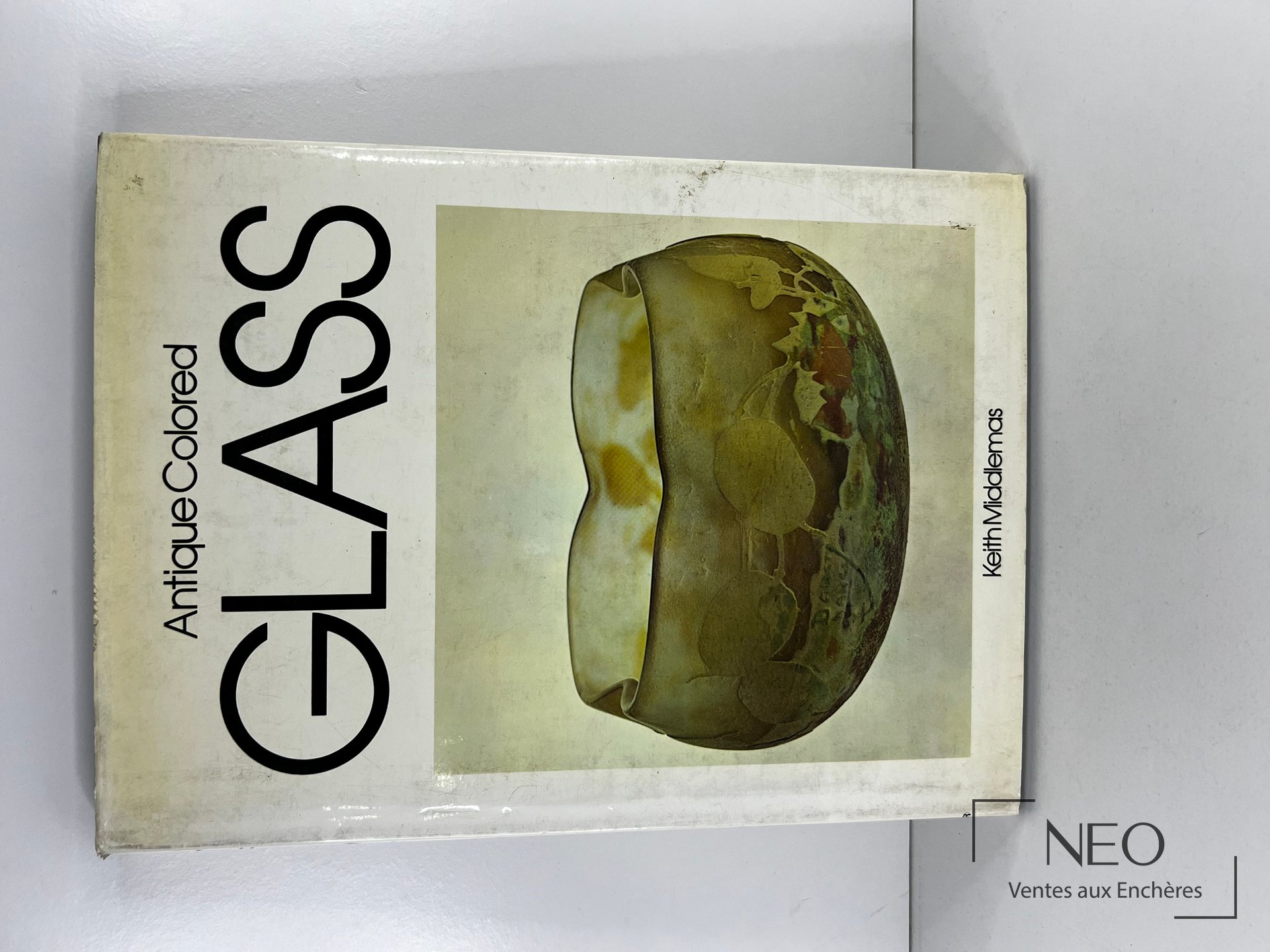 Couverture du livre Antique Colored Glass de Keith Middlemas avec illustration d’un vase en verre coloré.