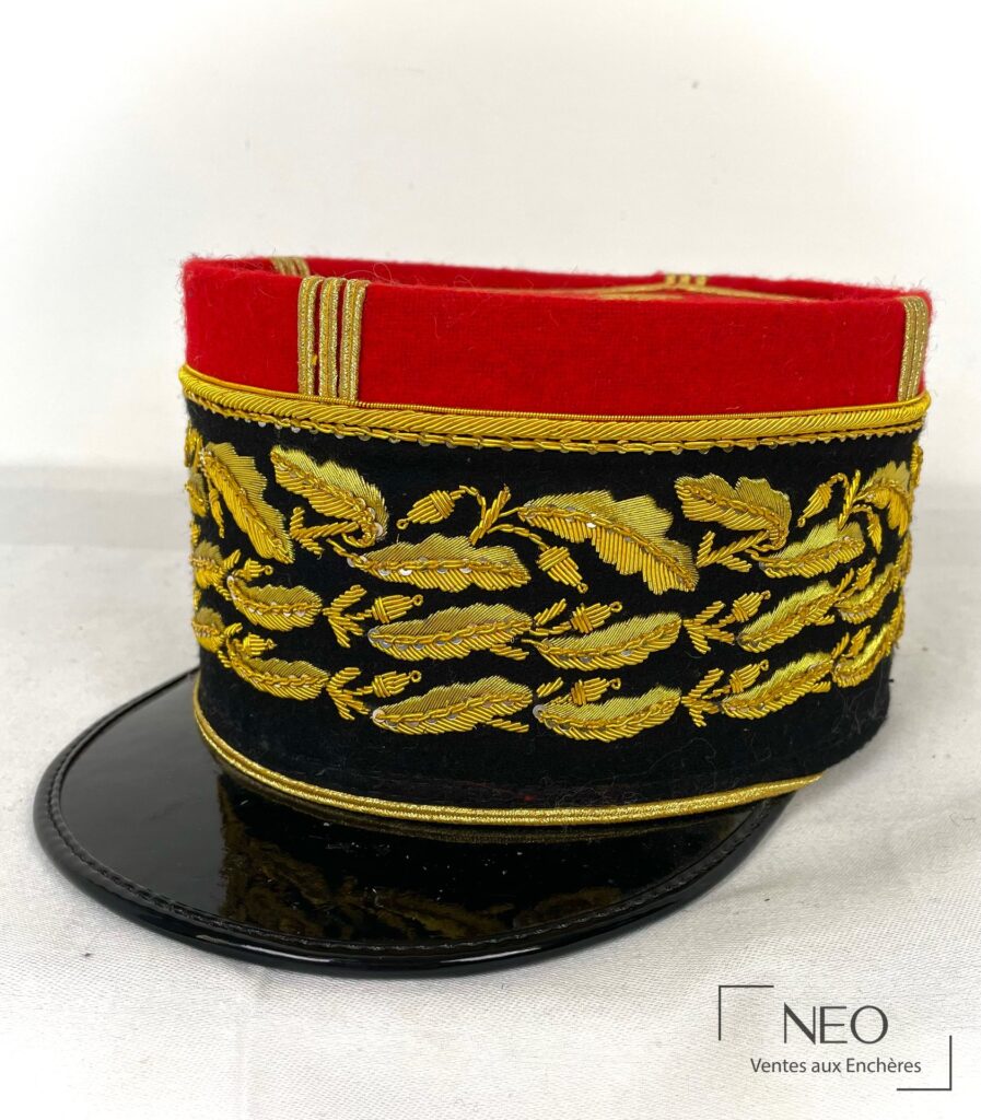 Képi rouge et noir orné de broderies dorées