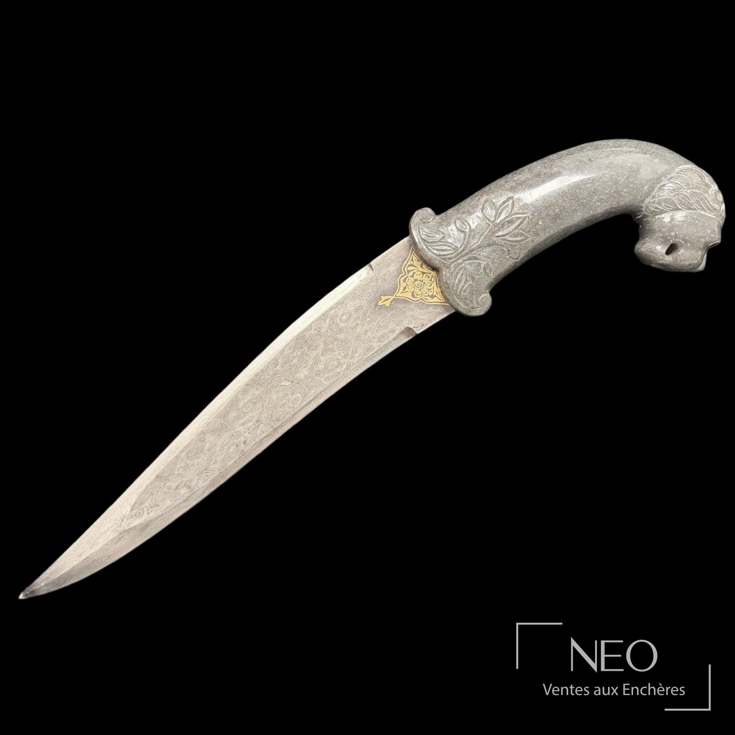Khanjar moghol en néphrite avec lame courbe et pommeau sculpté en tête de lion