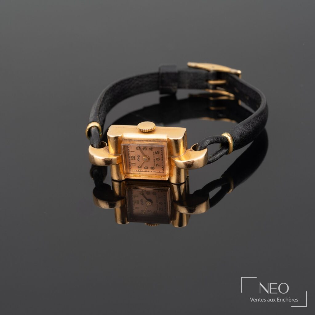 Montre bracelet KODY en or jaune avec cadran rectangulaire à fond cuivré et bracelet noir
