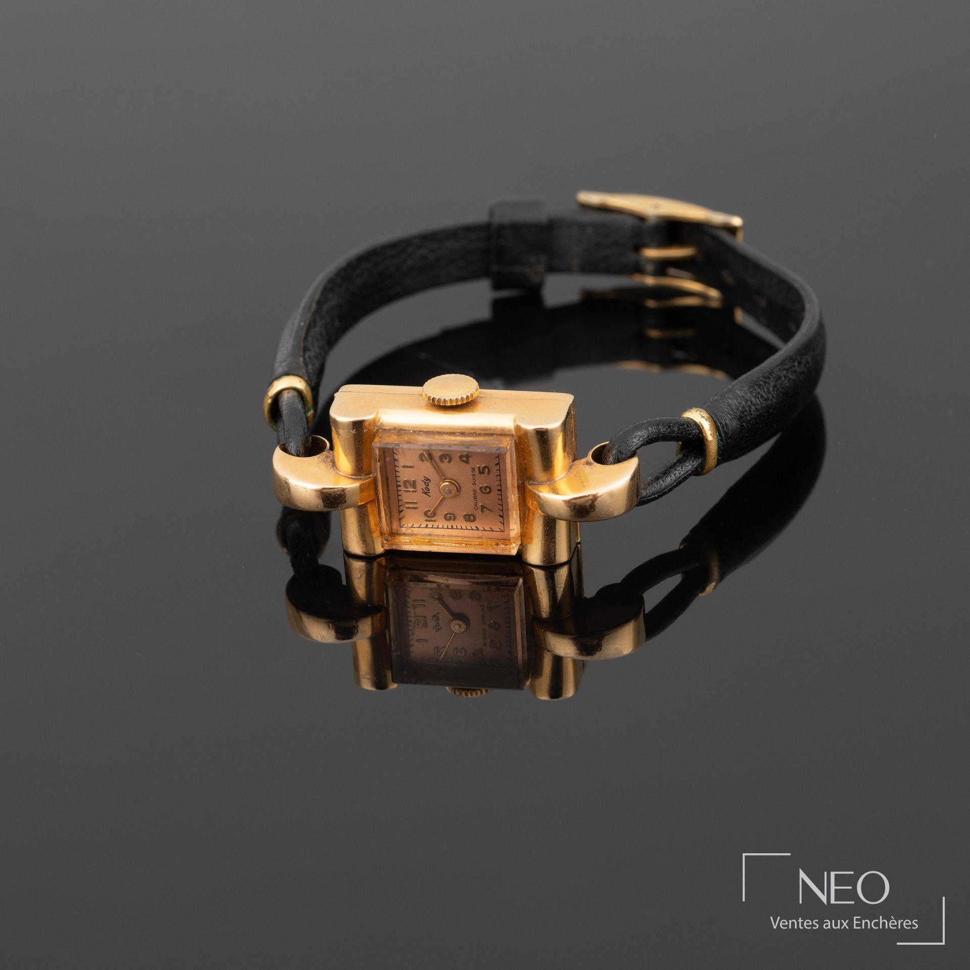 Montre bracelet KODY en or jaune avec cadran rectangulaire à fond cuivré et bracelet noir