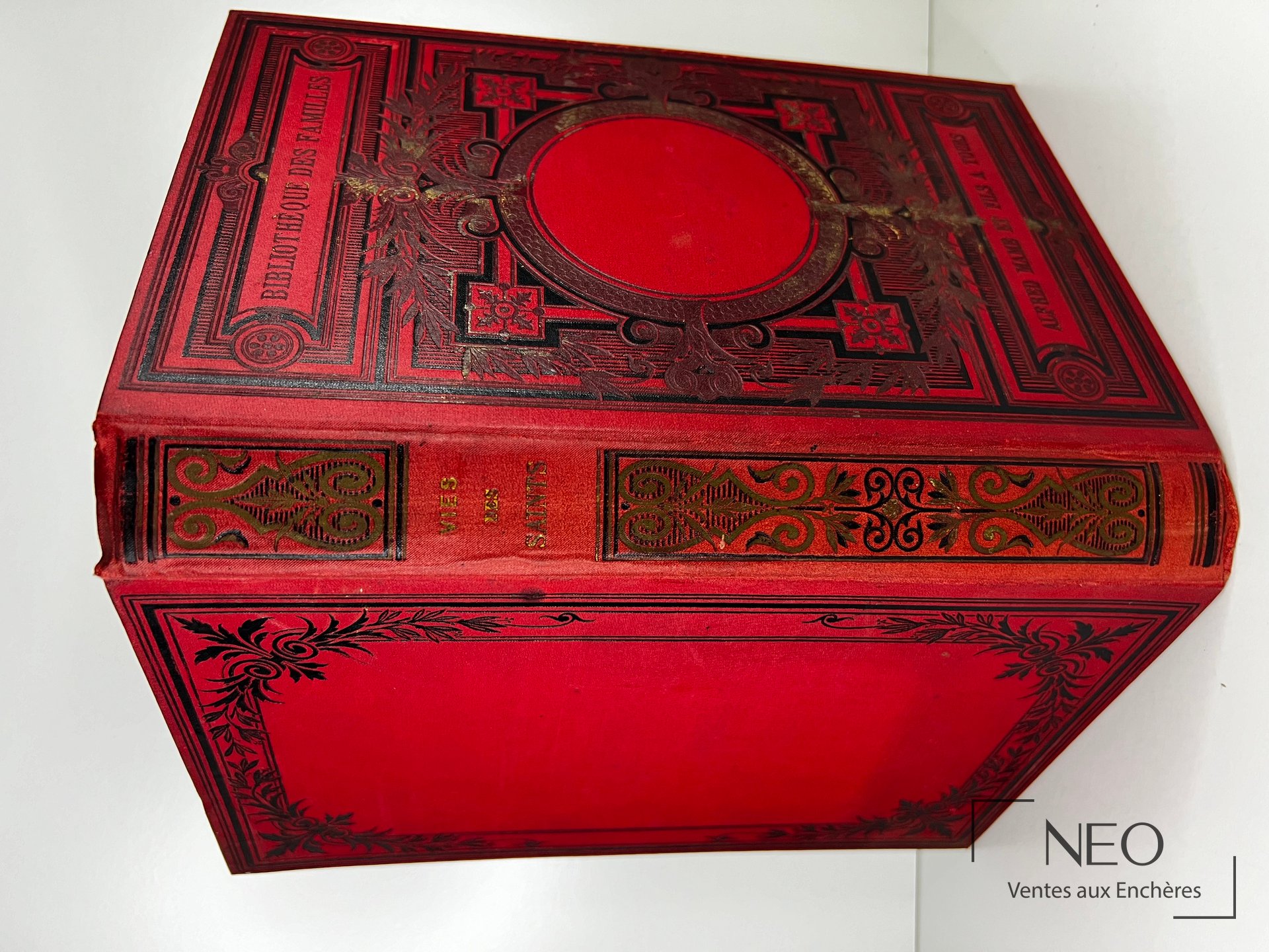 Reliure rouge d'éditeur ornée de motifs noirs et dorés
