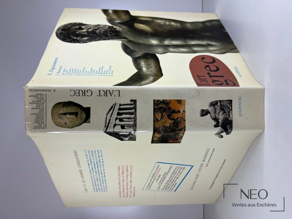 Jaquette illustrée du livre L'Art Grec de Mazenod avec statue antique en couverture