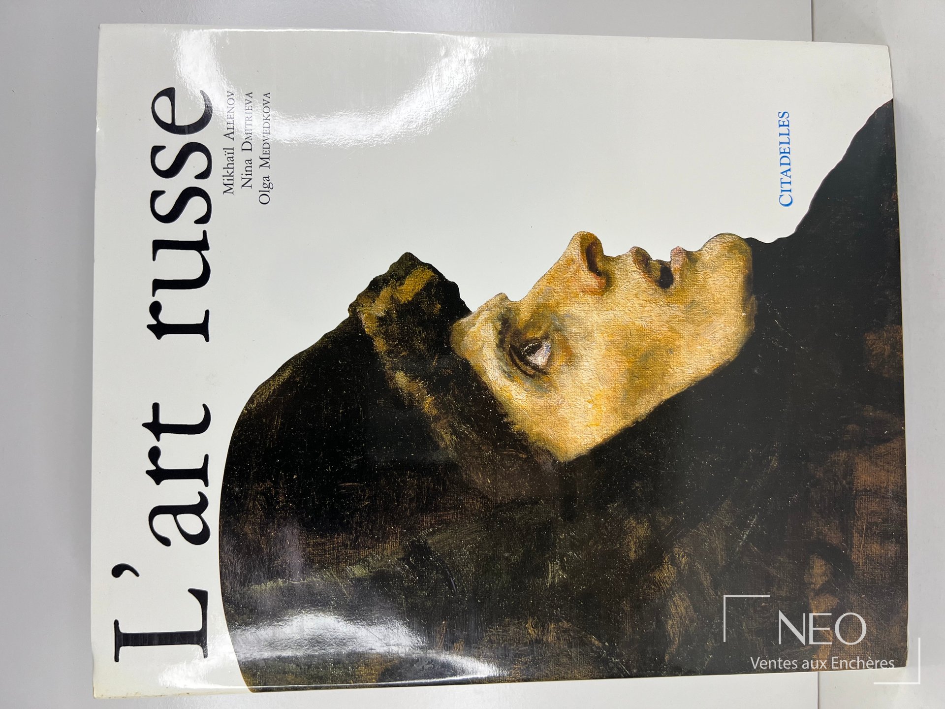 Couverture du livre L'art russe avec jaquette illustrée et titre en grand