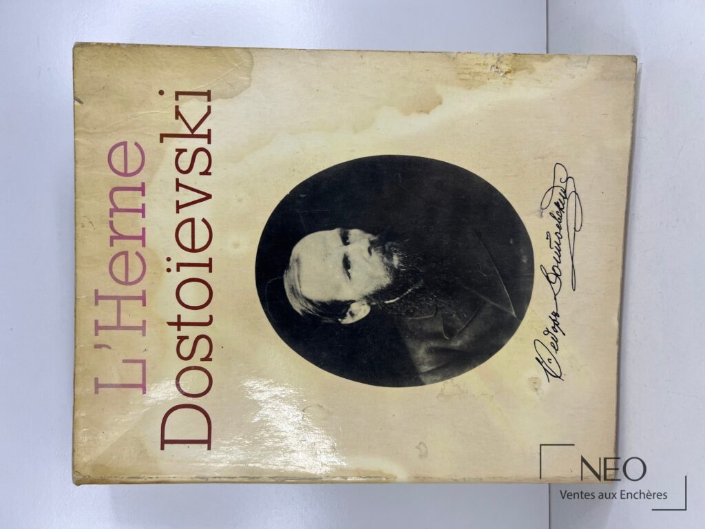 Couverture de L'Herne Dostoïevski avec portrait ovale et titre imprimé