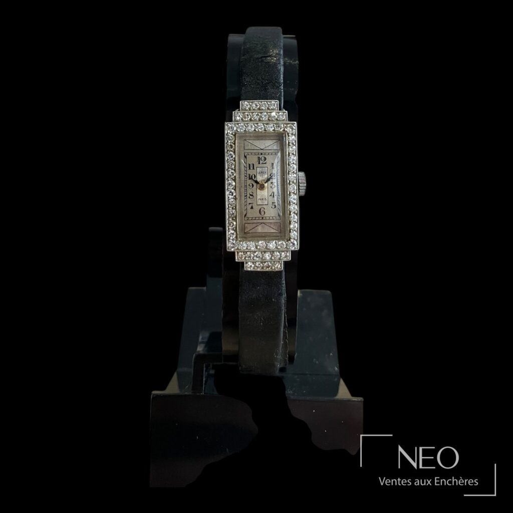 Montre bracelet rectangulaire L.Leroy & Cie sertie de diamants sur bracelet cuir noir