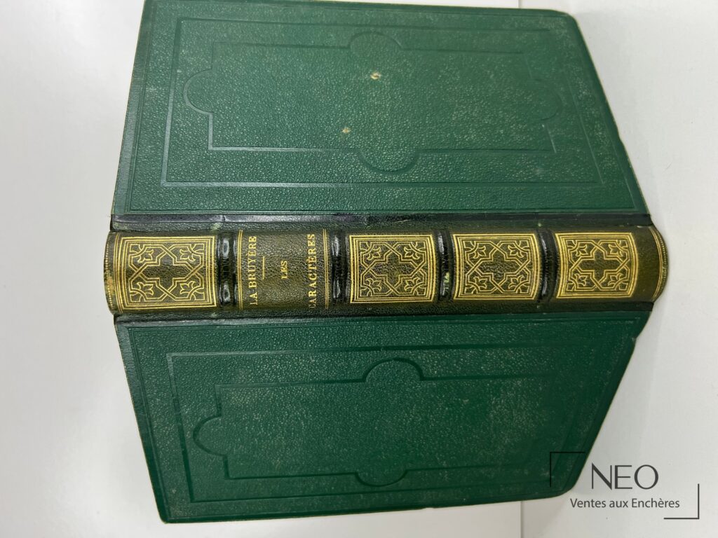 Reliure en demi chagrin vert avec dos orné de caissons dorés et titre doré