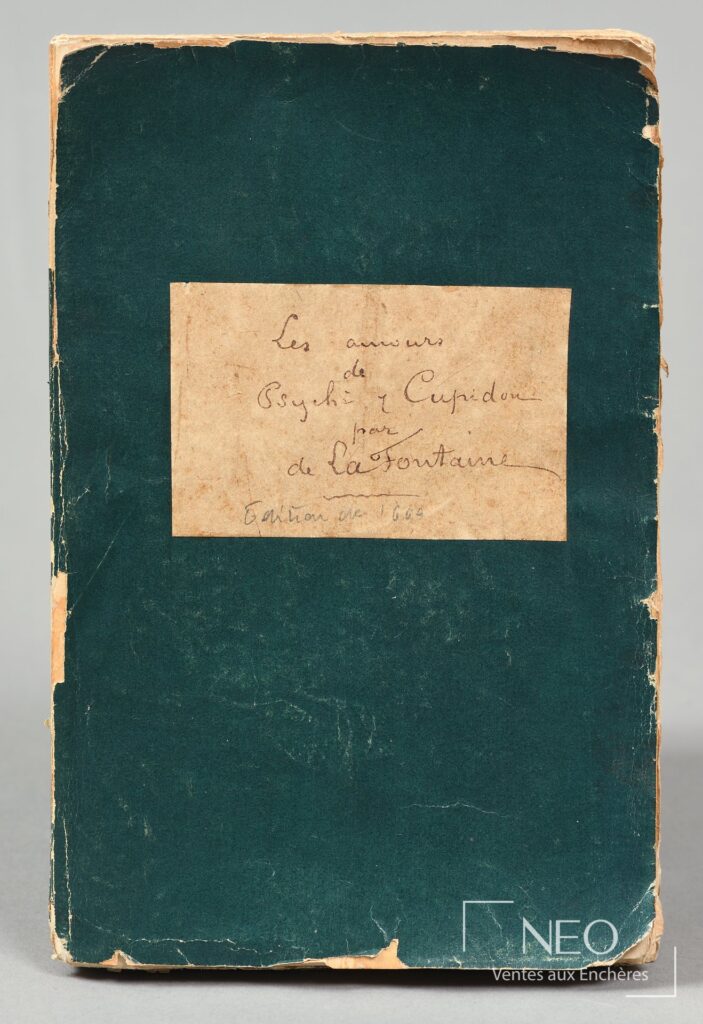 Couverture verte très usée d'un volume ancien avec étiquette manuscrite centrale