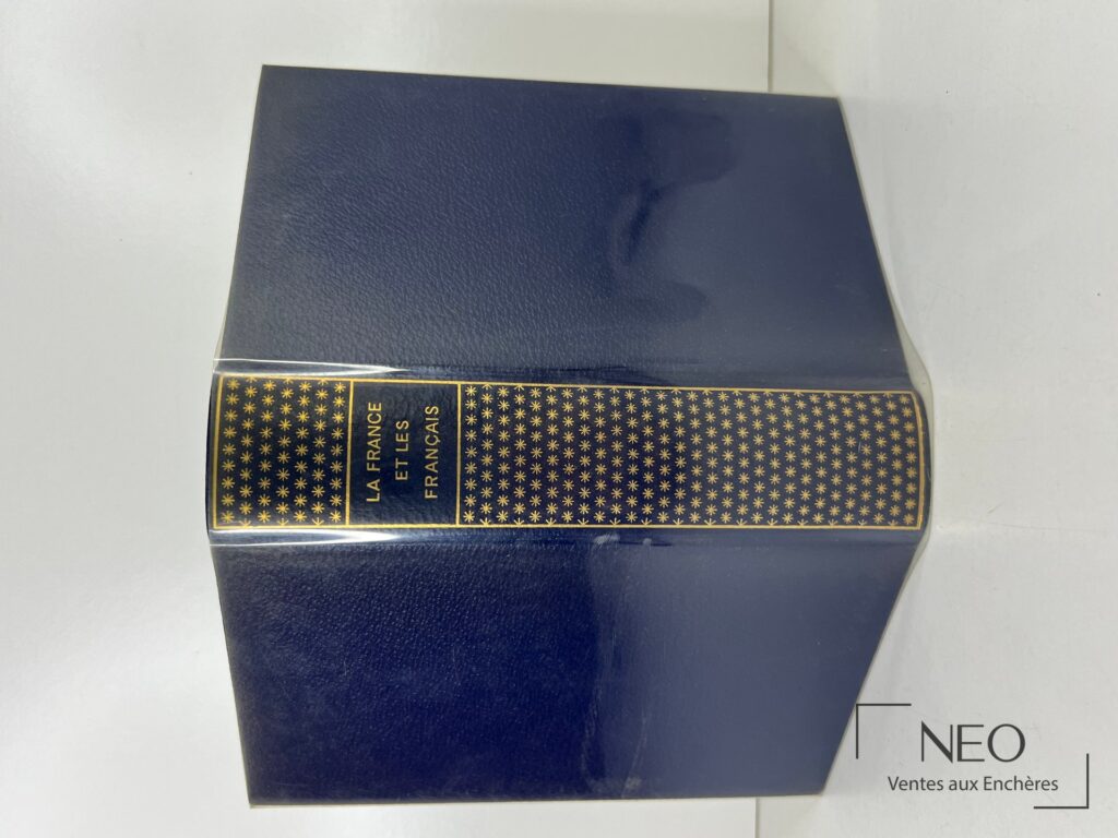 Volume bleu de la collection Pléiade avec titre doré au dos