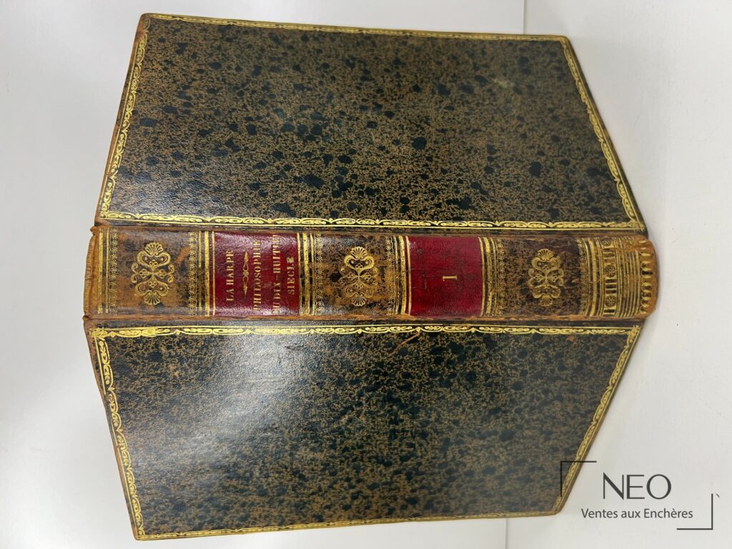 Reliure en plein basane noire mouchetée avec décor doré et dos de maroquin rouge