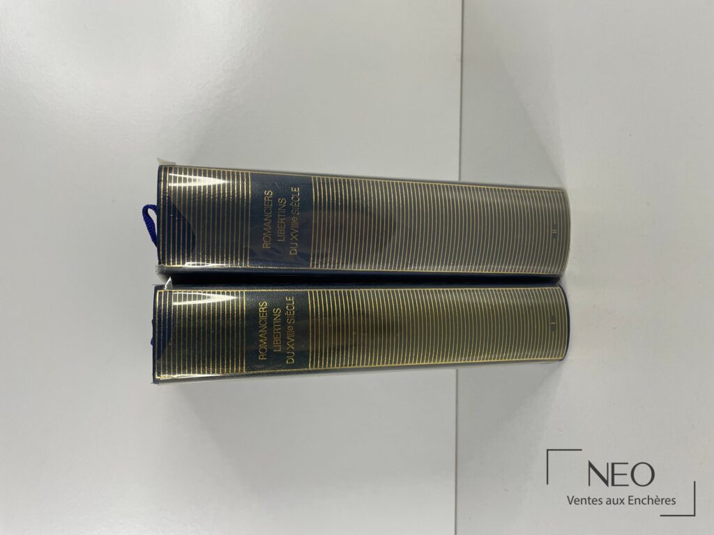 Deux tomes de La Pléiade au cartonnage bleu nuit et filets dorés