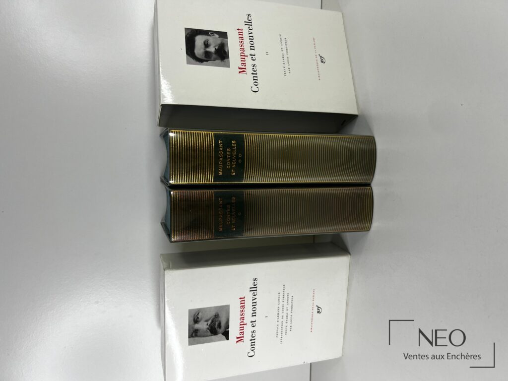 Les deux volumes de La Pléiade Maupassant avec leurs couvertures et leurs étuis.
