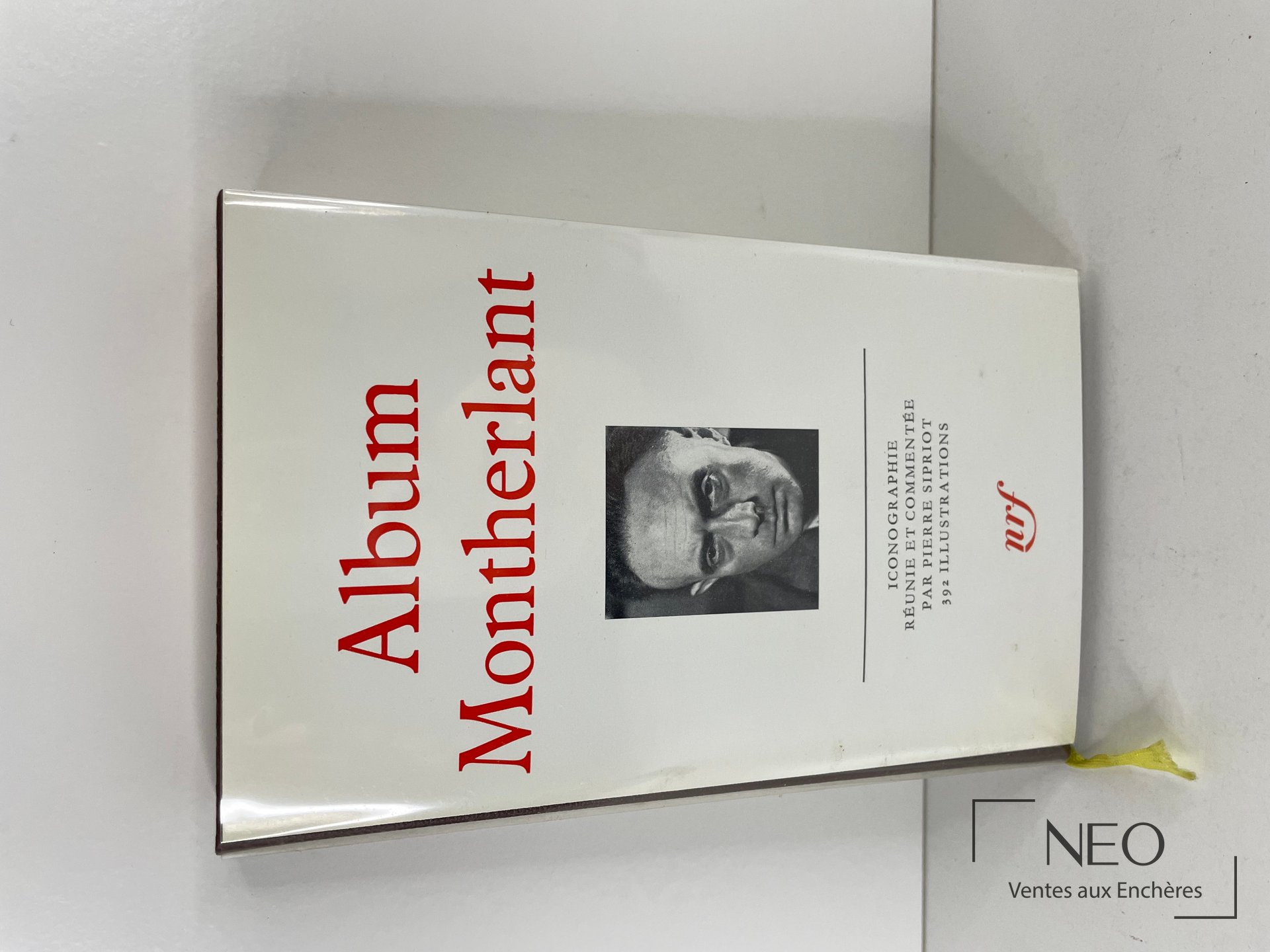 Couverture de l'album Montherlant avec titre rouge et portrait en noir et blanc