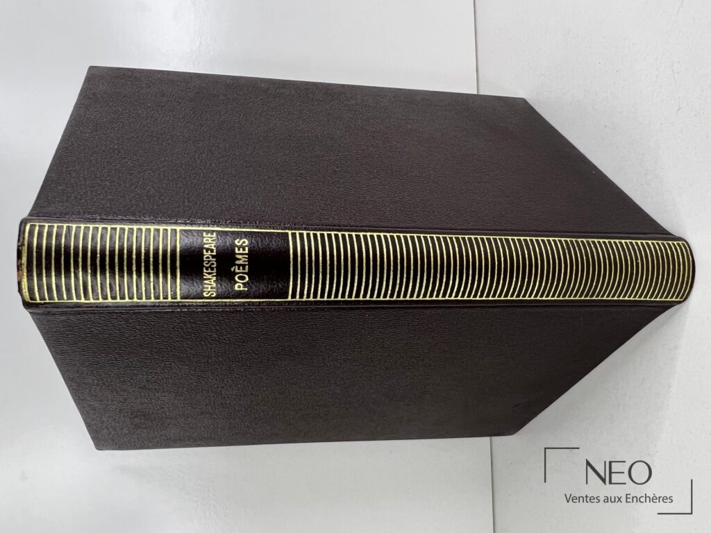 Dos noir à filets dorés avec le titre Shakespeare en lettres claires