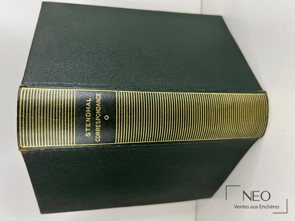 Dos d'un volume vert foncé titré Stendhal Correspondance