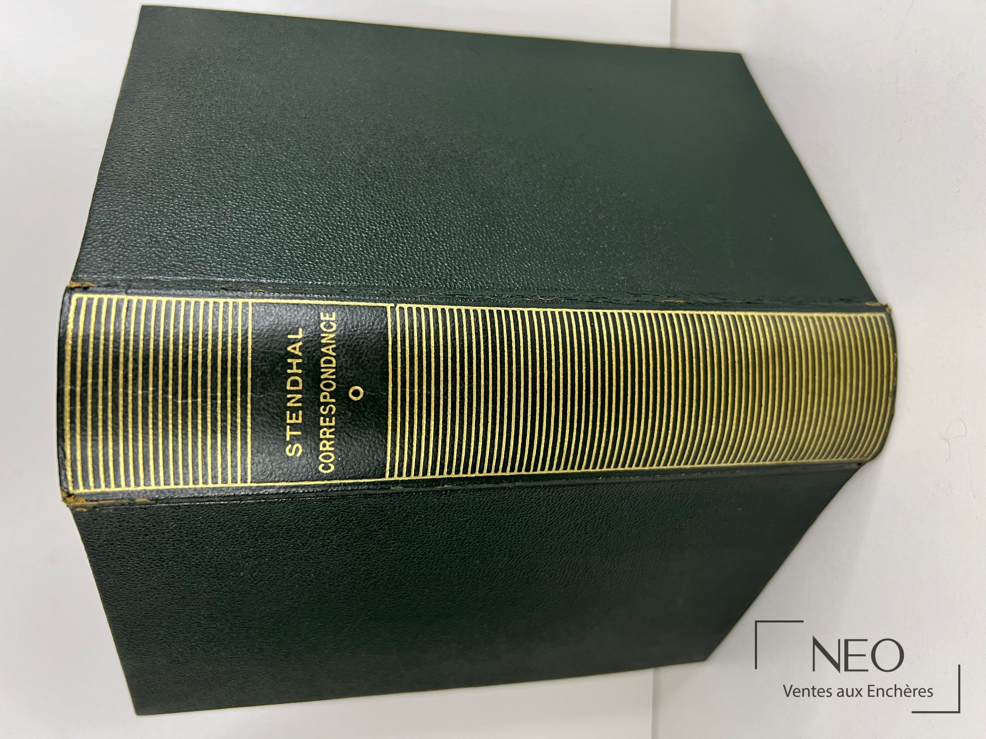 Dos d'un volume vert foncé titré Stendhal Correspondance