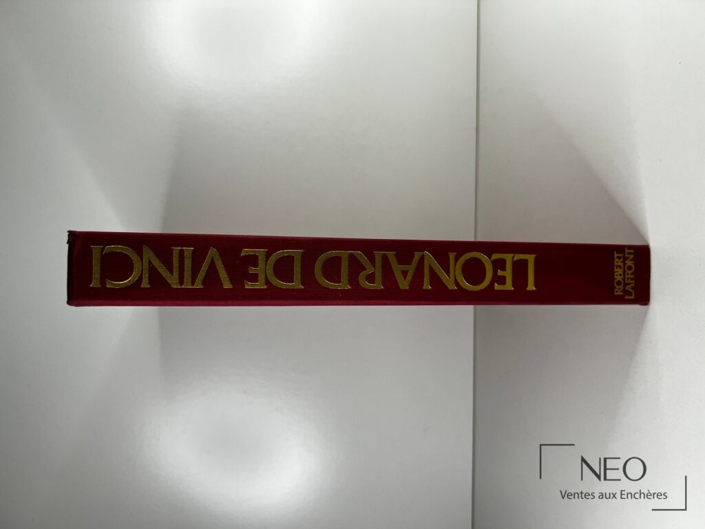 Dos de couverture rouge titré Léonard de Vinci en lettres dorées