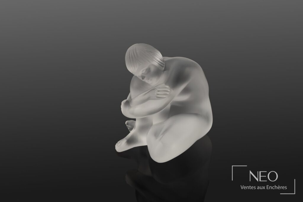 Figurine en cristal satiné représentant une femme nue accroupie vue de face