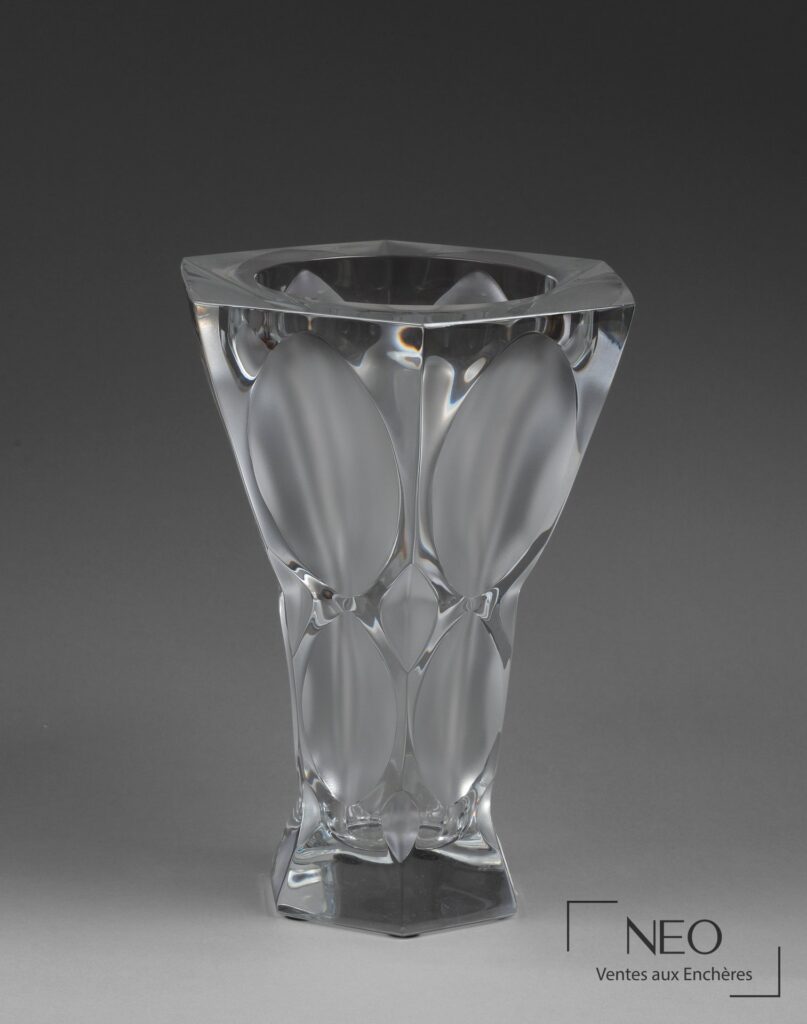 Vase tronconique en verre incolore et opaque à pans hexagonaux