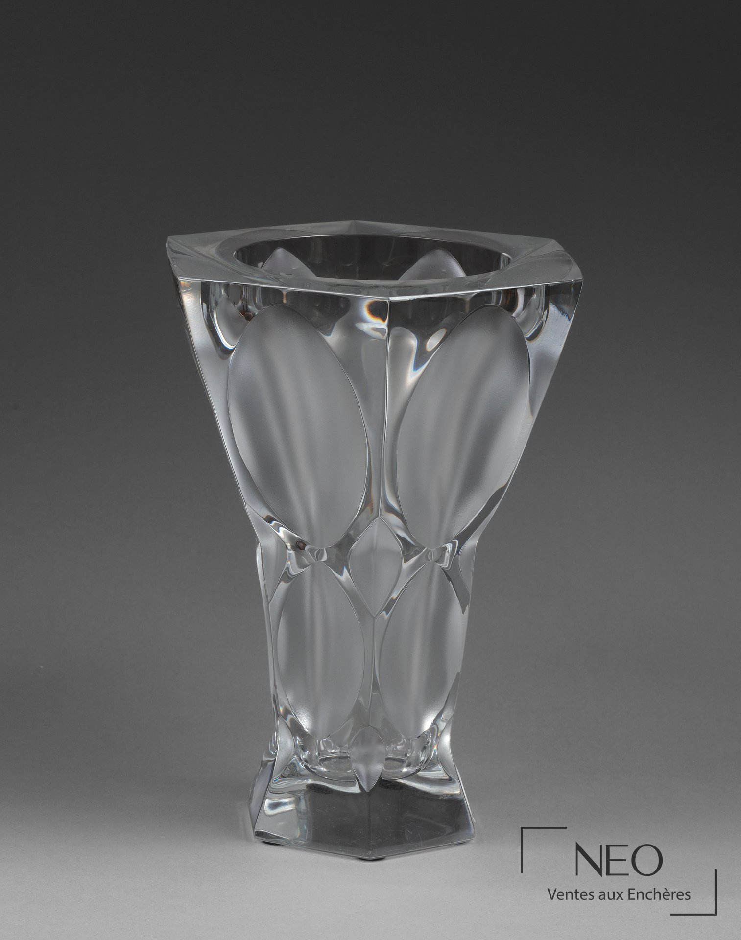 Vase tronconique en verre incolore et opaque à pans hexagonaux