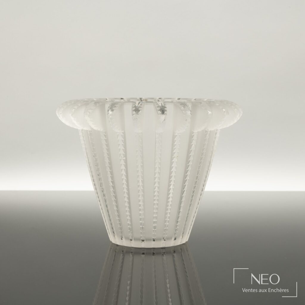 Vase Lalique France Royat en cristal incolore