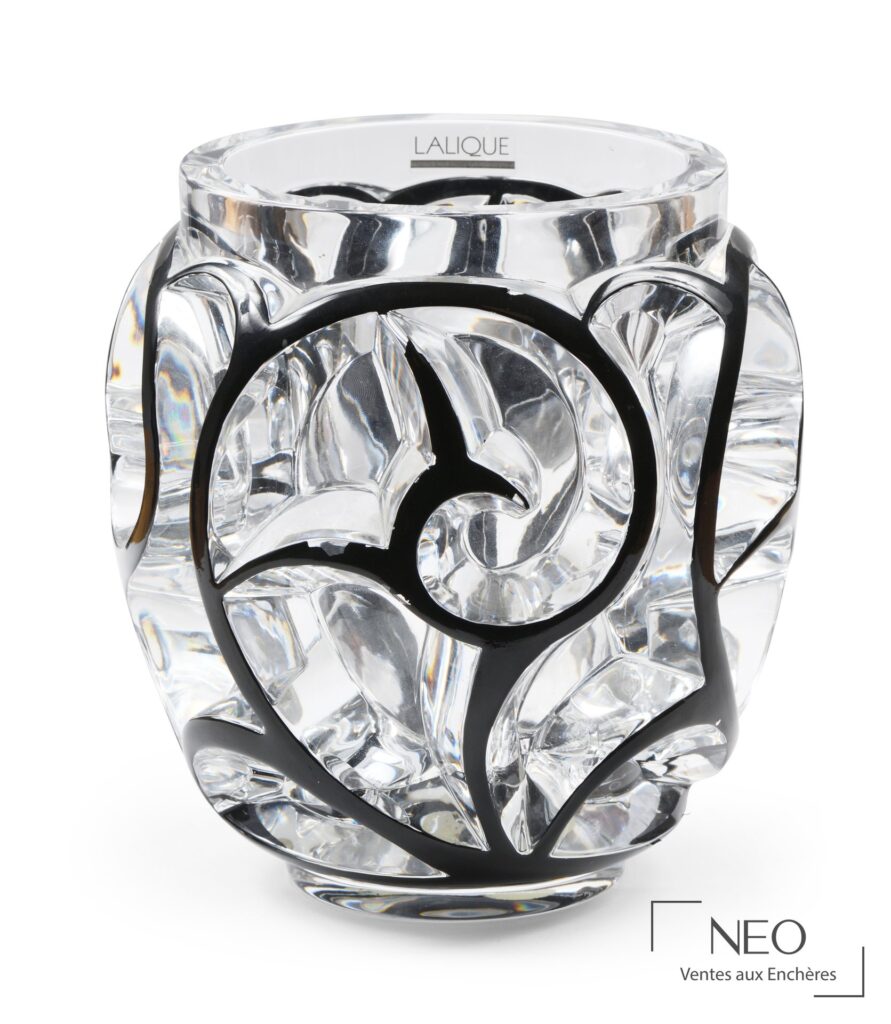 Vase Lalique France en cristal incolore avec décor noir de volutes en relief