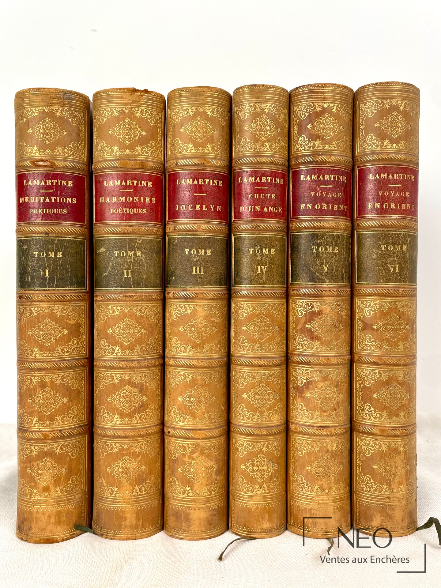Six volumes reliés de Lamartine alignés