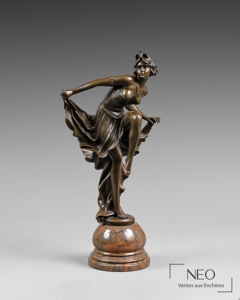 Danseuse orientale en bronze à patine brune sur socle en marbre brun