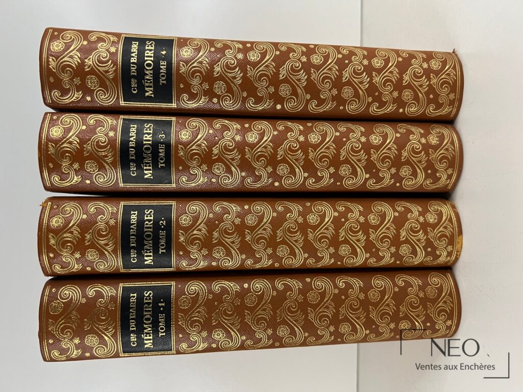 Quatre dos de volumes reliés
