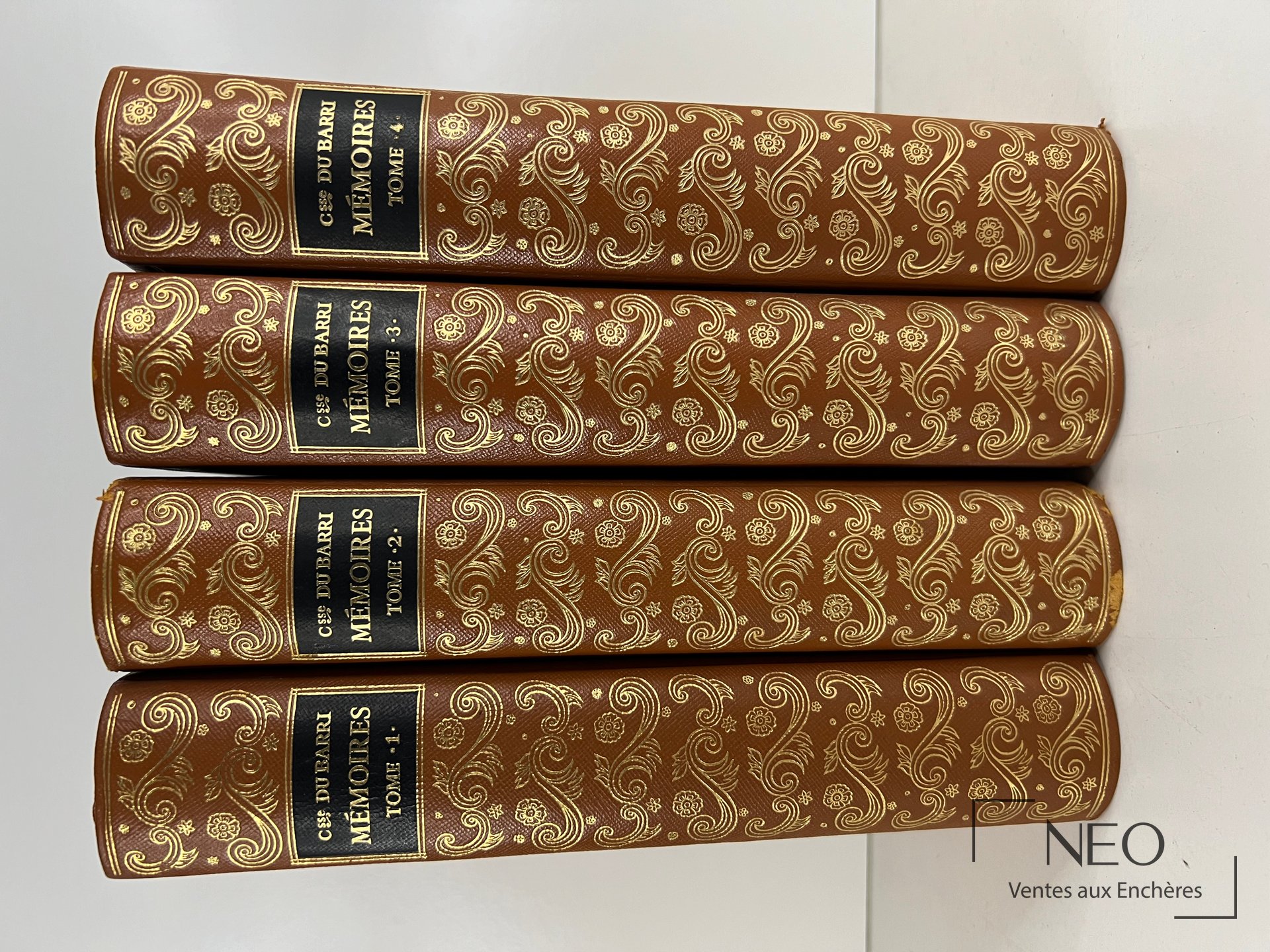 Quatre dos de volumes reliés