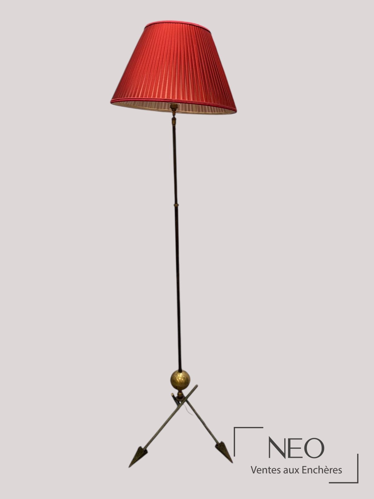 Lampadaire français à abat-jour plissé rouge et piétement tripode en flèche
