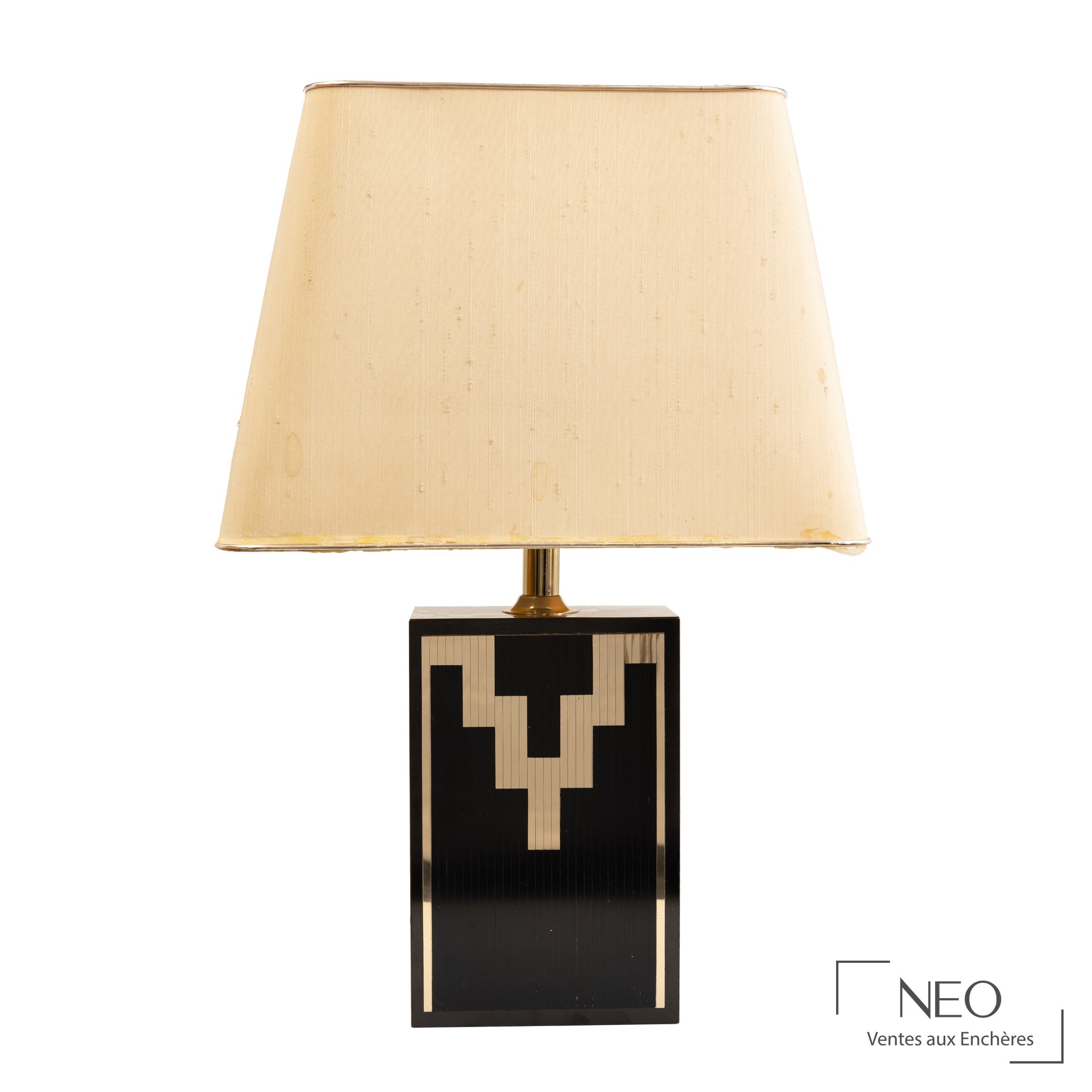 Lampe à poser avec abat-jour clair et pied rectangulaire noir à chevrons dorés