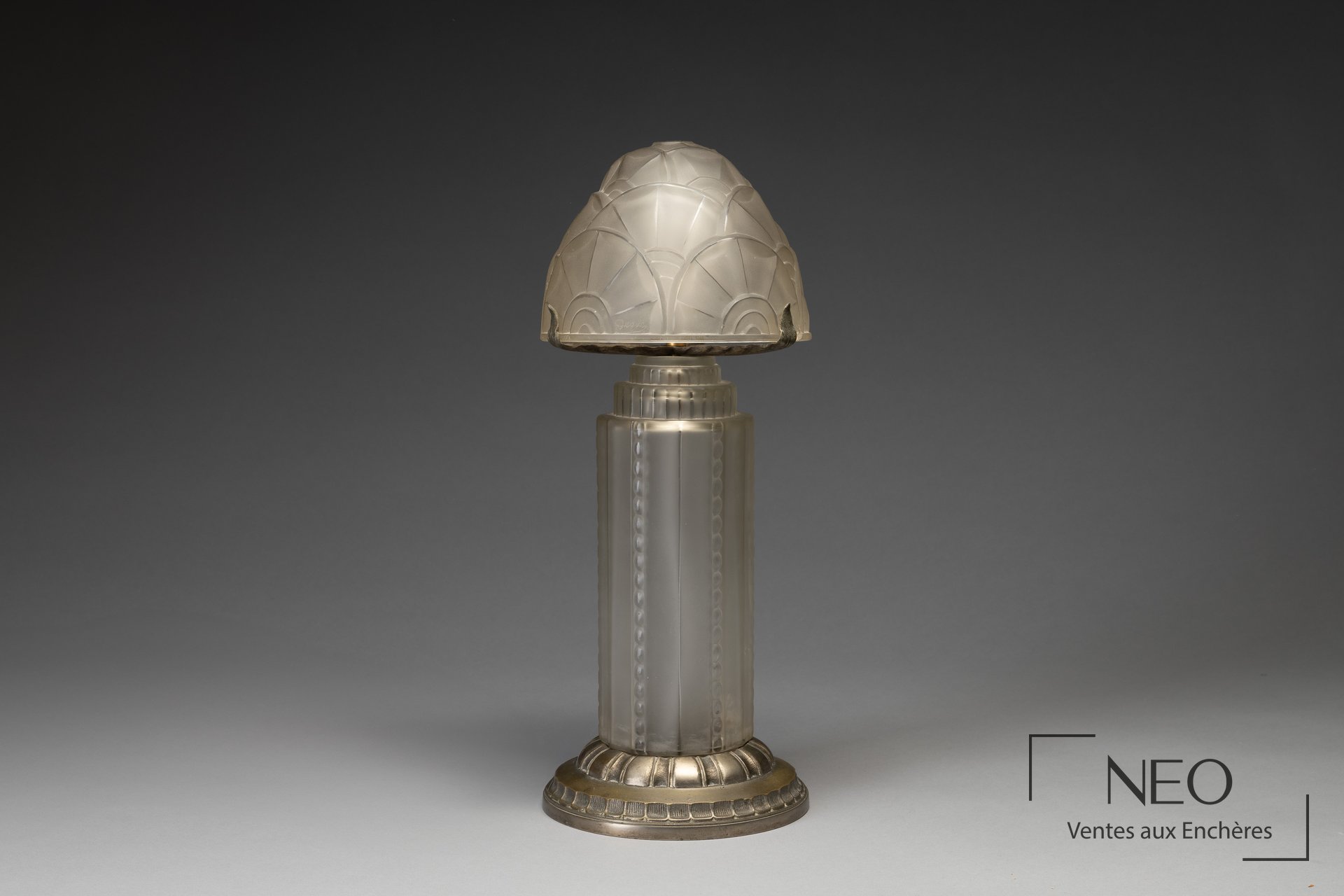 Lampe Degué en verre dépoli et métal argenté