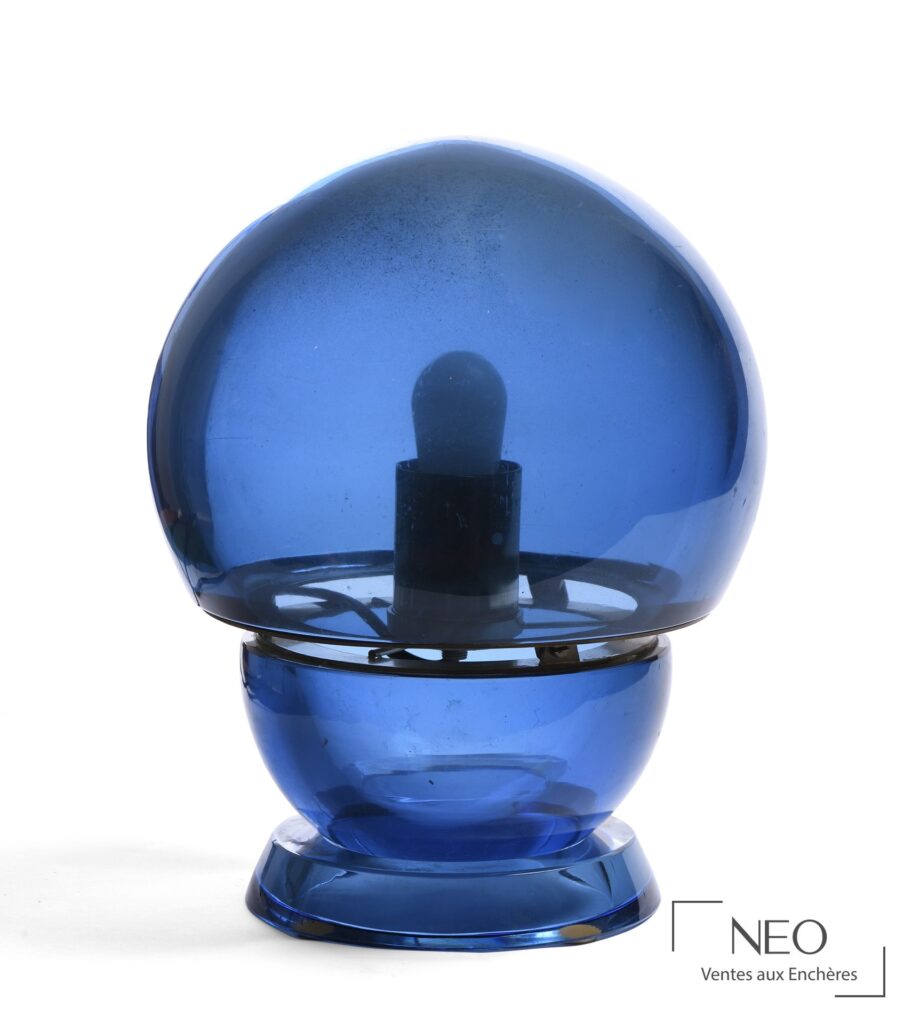 Lampe ronde en verre bleu vue de face avec sa base circulaire et l'ampoule apparente