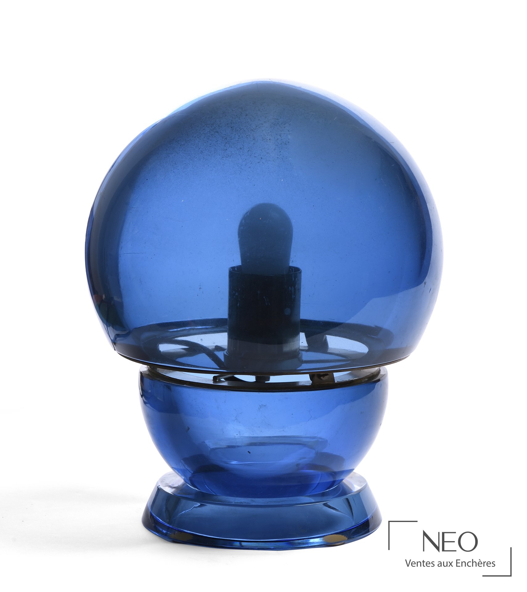 Lampe ronde en verre bleu vue de face avec sa base circulaire et l'ampoule apparente