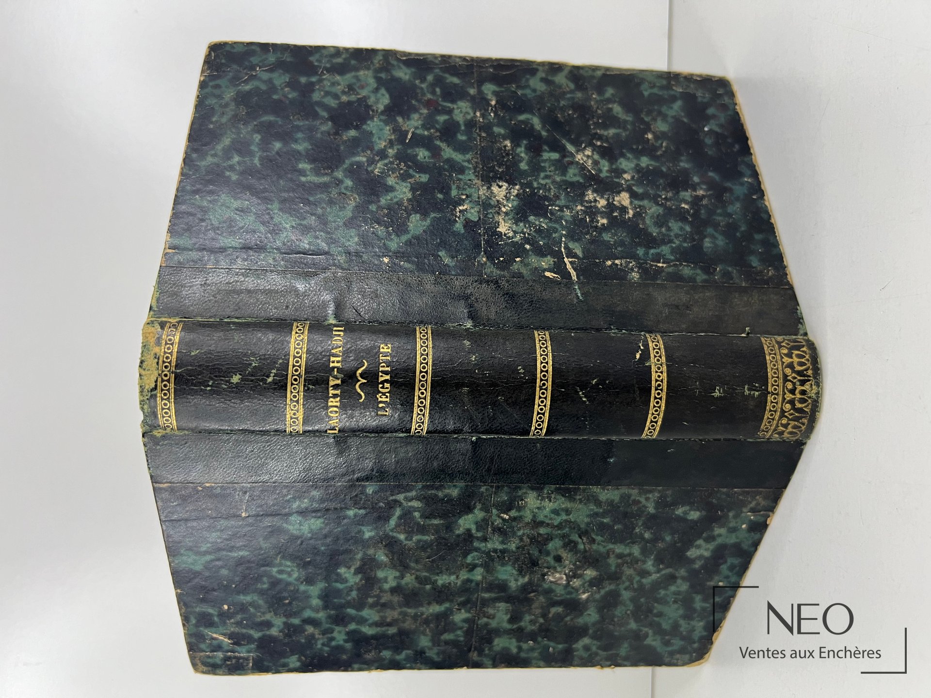 Plat de couverture marbré vert et noir avec dos de reliure titré en doré