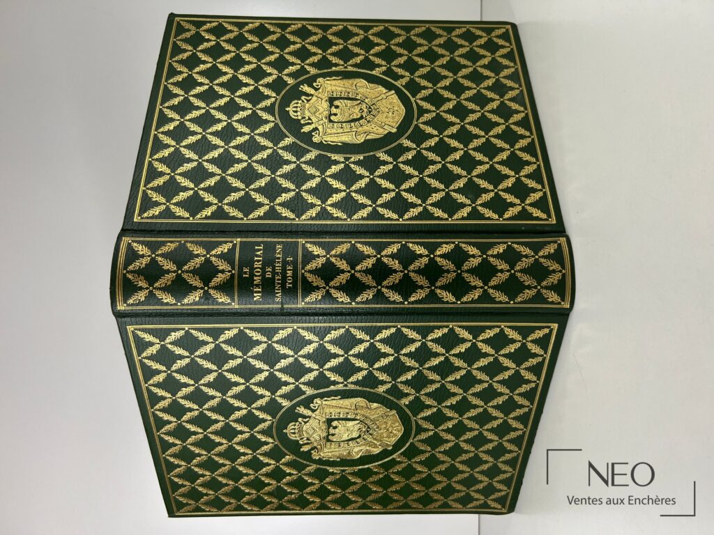 Couverture verte ornée de motifs dorés et médaillon central