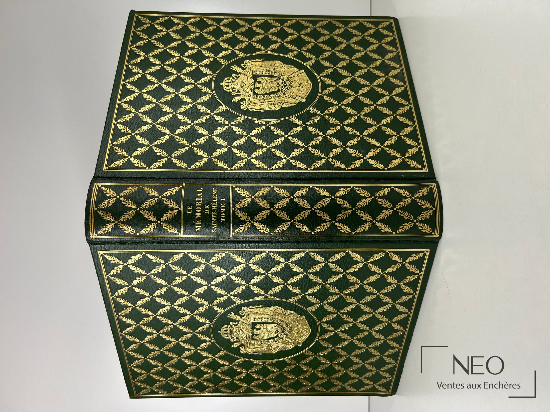Couverture verte ornée de motifs dorés et médaillon central