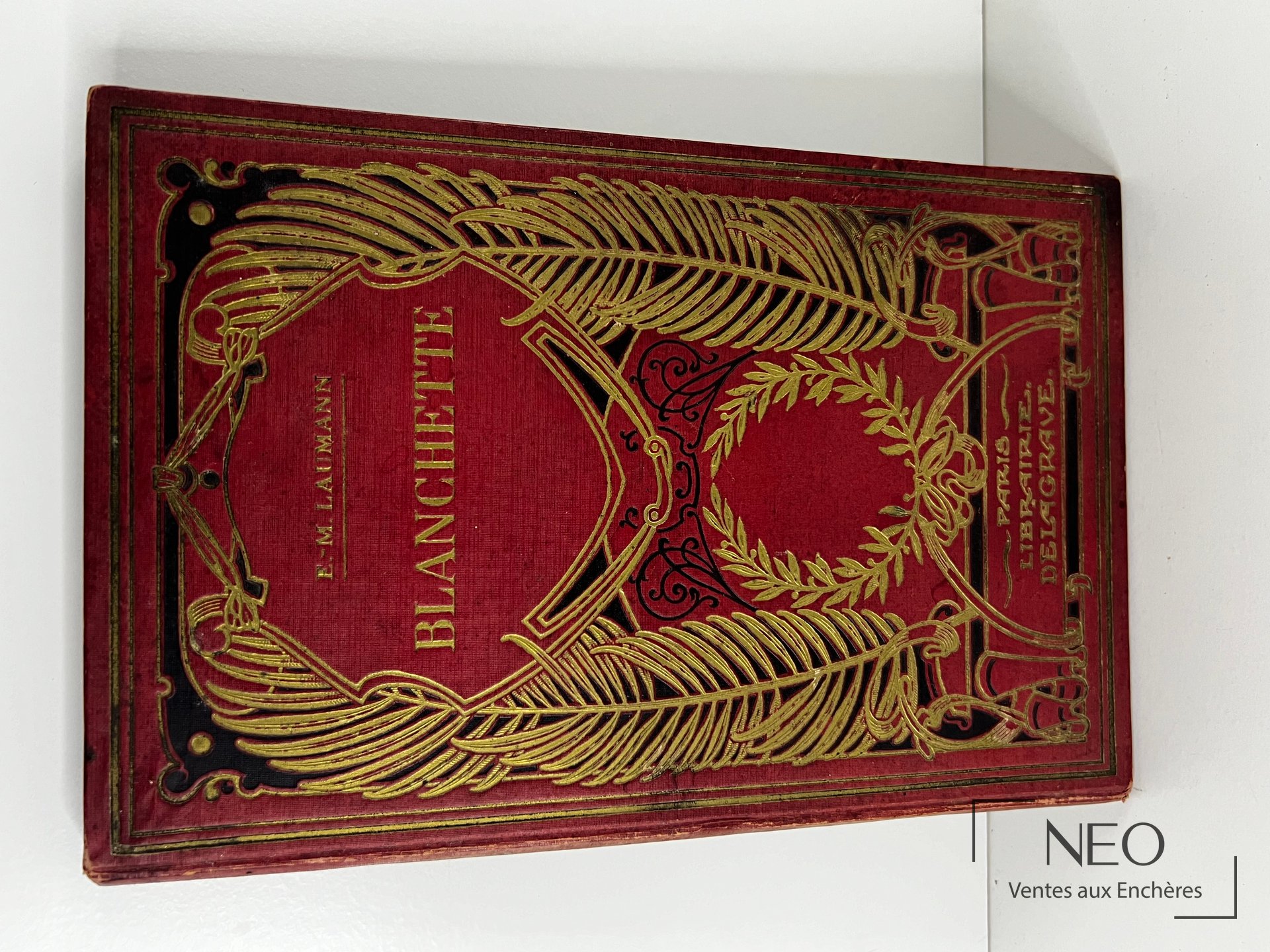 Couverture rouge de Blanchette avec décor doré en relief