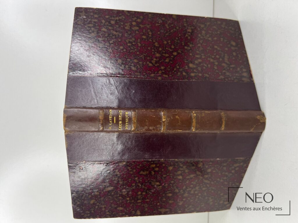 Livre relié en demi basane avec plats marbrés et dos à nerfs titré doré