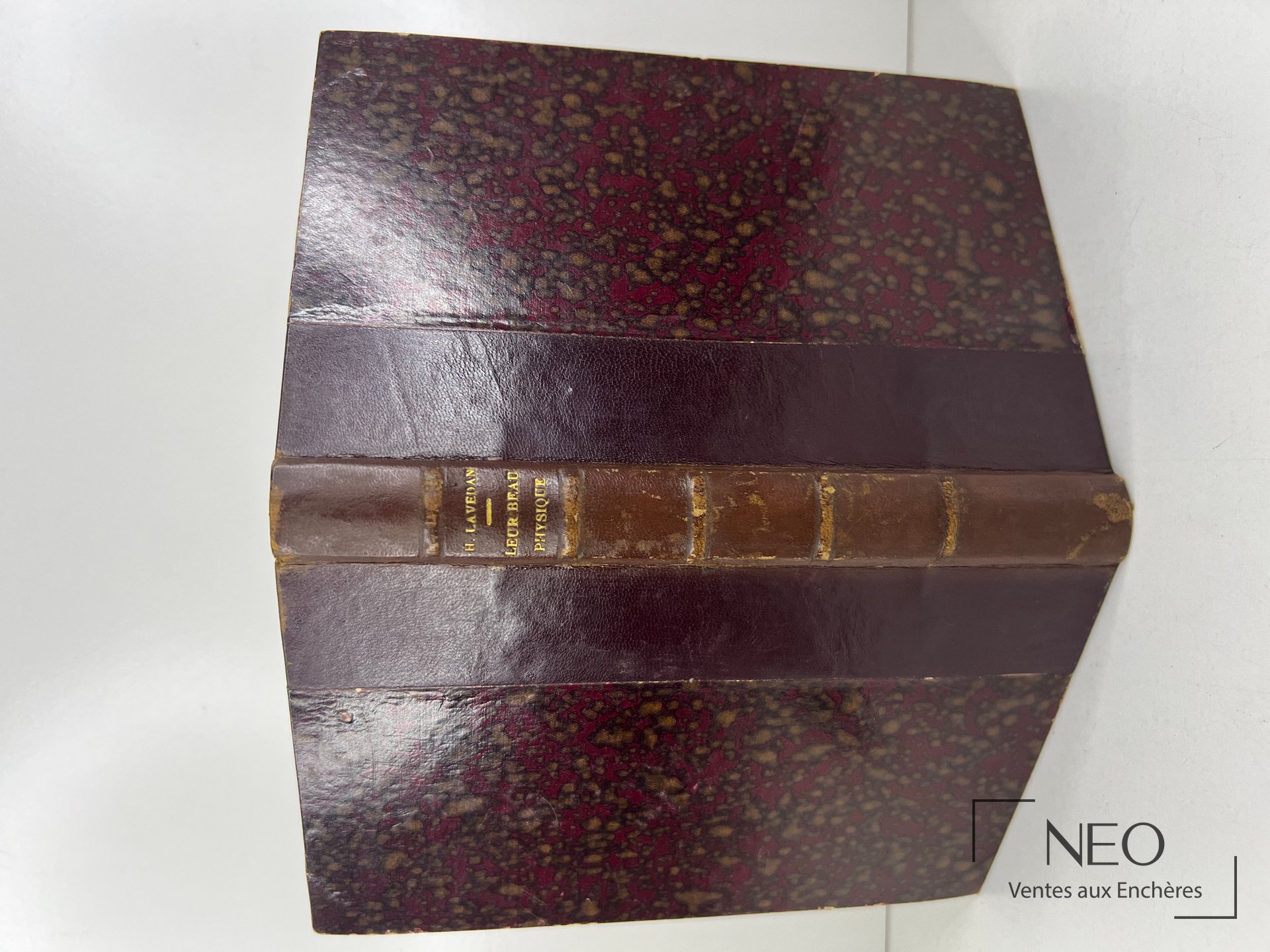 Livre relié en demi basane avec plats marbrés et dos à nerfs titré doré