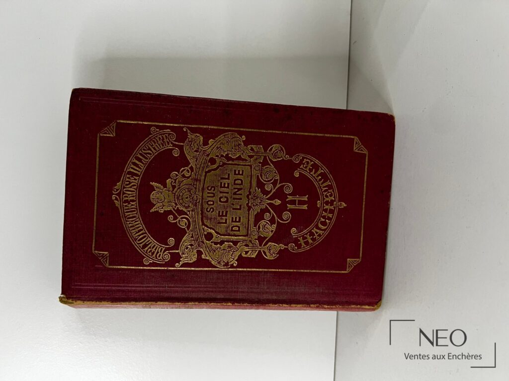 Couverture rouge ornée de dorure du livre Sous le ciel de l'Inde
